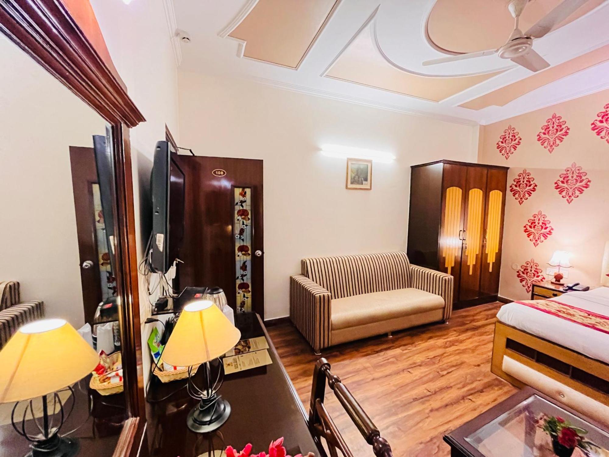 Hotel Paras - Karol Bagh Delhi Kültér fotó